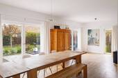 Essbereich mit Blick zum Garten - 5 Zimmer Einfamilienhaus in Berlin