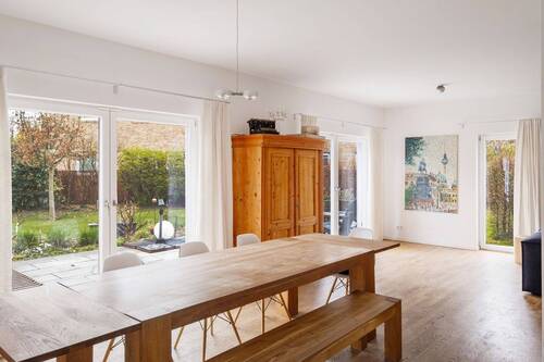 Essbereich mit Blick zum Garten - 5 Zimmer Einfamilienhaus in Berlin