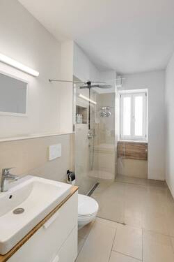 Bad mit Dusche - 