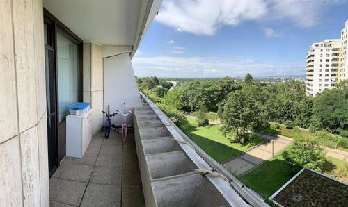 Süd-Balkon - Schöne, lichtdurchflutete 3-Zi.-Wohnung mit 2 Balkonen, Garten und Schwimmbad in Sachsenhausen-Süd