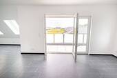 Wohnbereich mit Zugang zum Balkon - Hochwertiges Wohnen Am Wohnpark Hamfeld - 3-Zimmer-OG-Wohnung mit Stil