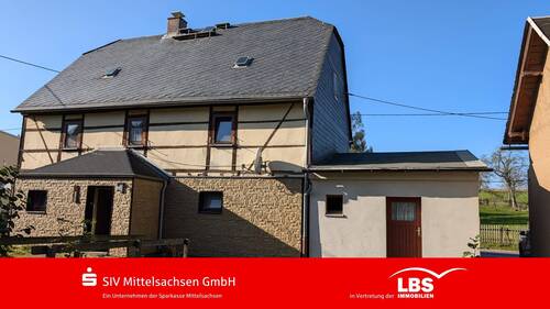 Außenansicht mit Eingang - Einfamilienhaus mit großem Grundstück