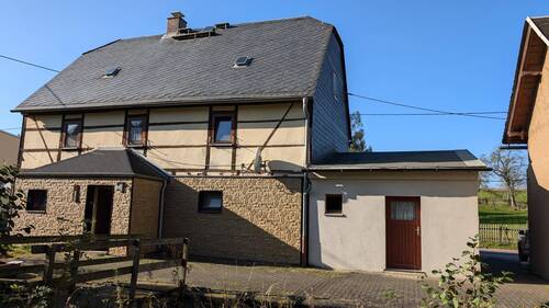 Außenansicht mit Eingang - 5 Zimmer Einfamilienhaus zum Kaufen in Frankenberg