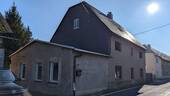 Straßenansicht mit Partyraum - 