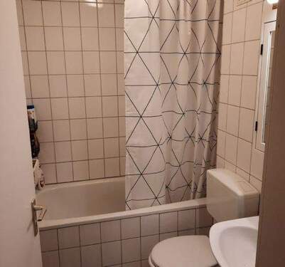 innenliegendes Bad mit Badewanne - 2 Zimmer Etagenwohnung zur Miete in Bonn