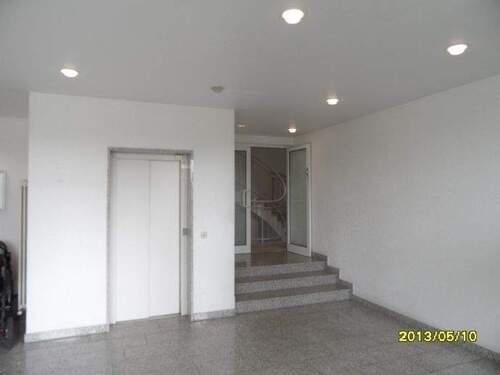 Eingangsbereich mit Personenaufzug - 