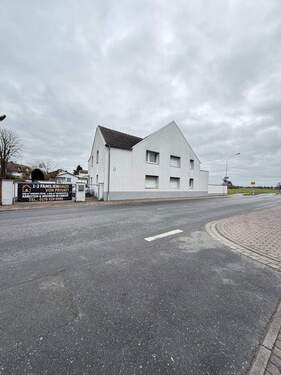 Hausansicht - 1-2-Familienhaus mit ca.300 m² Wfl.auf großzügigem 1.050-m²-Grundstück-ideal für Wohnen und Arbeiten