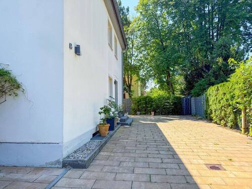 Einfahrt - Mehrfamilienhaus, Wohnhaus mit 218,30 m² in München zum Kaufen