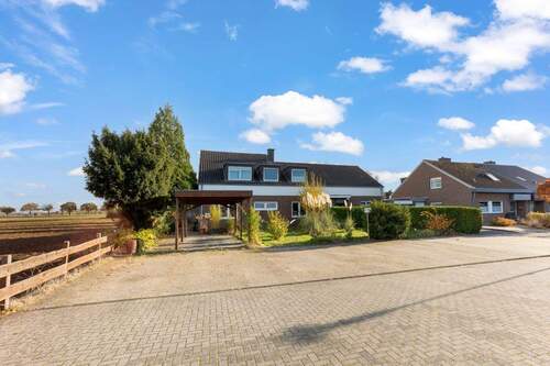 Stellplätze & Carport - 1 Zimmer Mehrfamilienhaus, Wohnhaus zum Kaufen in Grevenbroich