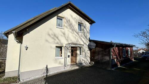 Seitenansicht mit Eingang - 7 Zimmer Einfamilienhaus in Steinberg