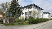 Hausansicht - Charmante, bezugsfreie Eigentumswohnung mit 2 Zimmern im 1. Obergeschoss - mit Balkon