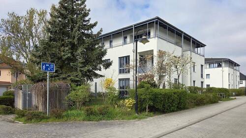 Hausansicht - Charmante, bezugsfreie Eigentumswohnung mit 2 Zimmern im 1. Obergeschoss - mit Balkon