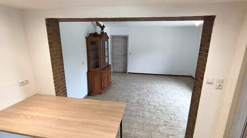 Blick aus der Küche ins Wohnzimmer - 