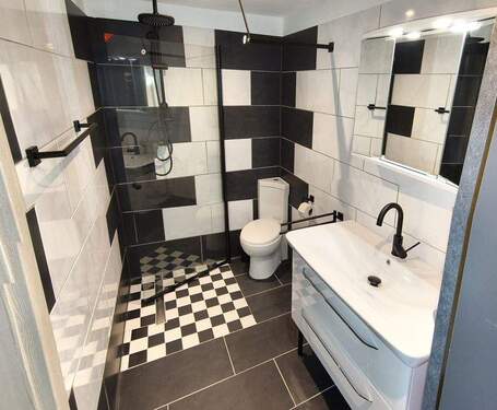 modernes Duschbad - 