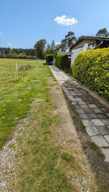 Zuweg zum Grundstück mit Parkplatz - 
