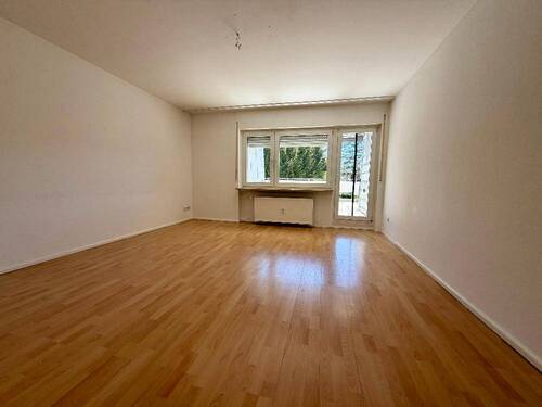 Wohn/Essbereich - Sommer vor der Tür: Helle 3-Zimmer-Wohnung mit großer Terrasse, Balkon, Loggia und Einbauküche