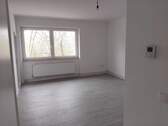 Wohnzimmer 1 - Renovierte 3 Zimmer Wohnung mit Balkon in Gelsenkirchen zu vermieten
