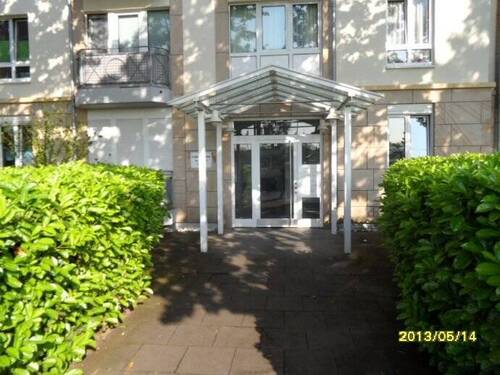 Hauseingang - in zentraler Lage von Bonn, freundliche 2 Zimmerwohnung mit Balkon mit Personenaufzug plus TG - Stellplatz