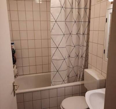 innenliegendes Bad mit Badewanne - 2 Zimmer Etagenwohnung zur Miete in Bonn