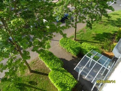 Aussenanlage zur Strasse - Etagenwohnung mit 64,00 m² in Bonn zur Miete