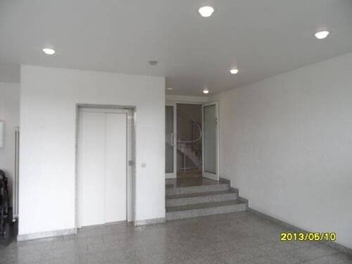 Eingangsbereich mit Personenaufzug - 