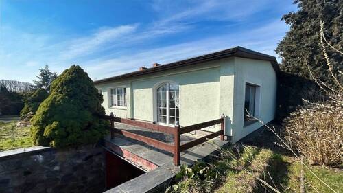 Vorderansicht mit Terrasse - 6 Zimmer Bungalow in Groß Brütz