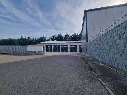 Zufahrt zum Lagerkomplex - 