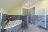 Eckbadewanne und bodengleiche Dusche - 