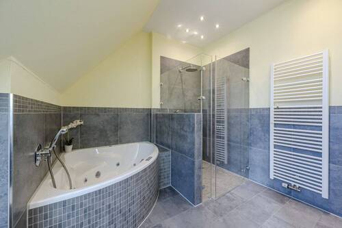 Eckbadewanne und bodengleiche Dusche - 