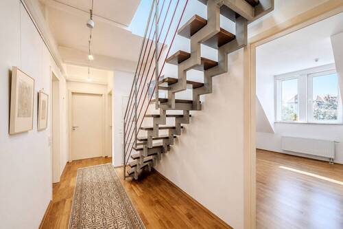 Offene Raumgestaltung mit markanter Stahl-Holz-Treppe - 