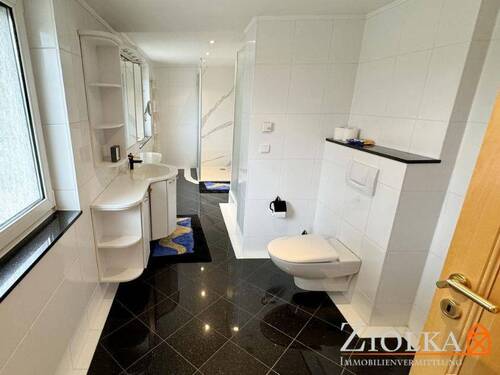 Blick in das Badezimmer im Erdgeschoss - 