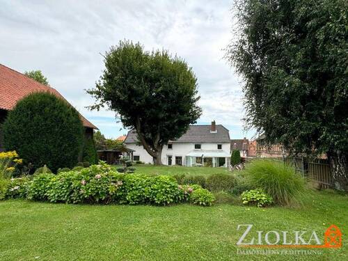 Blick auf die Immobilie aus dem Garten - 6 Zimmer Einfamilienhaus zum Kaufen in Wolfenbüttel