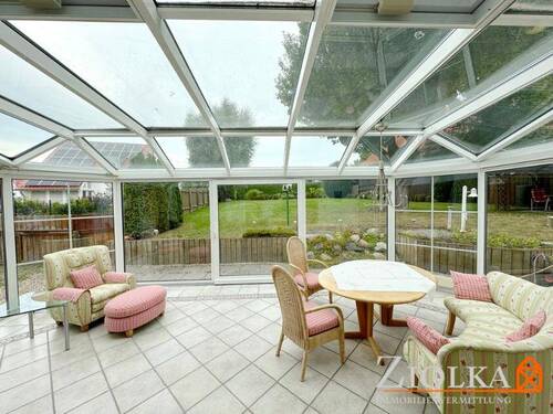 Blick in Wintergarten zum rückwärtiger Garten - Einfamilienhaus mit 246,50 m² in Wolfenbüttel zum Kaufen