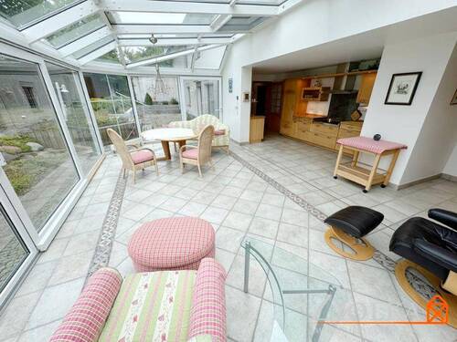 Blick in den Wintergarten in Richtung Küche - 