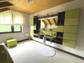 Schrankwand und Doppelwaschbecken. - 
