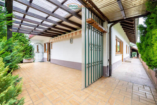 Großzügige und überdachte Terrasse - 