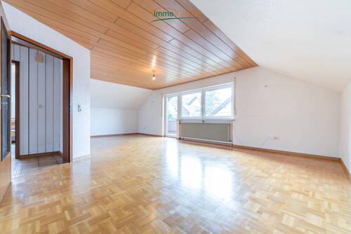 DG - Großzügiges Wohnzimmer mit Zugang zum Balkon - 