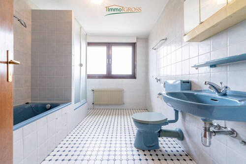 DG - Badezimmer mit Badewanne und Dusche - 