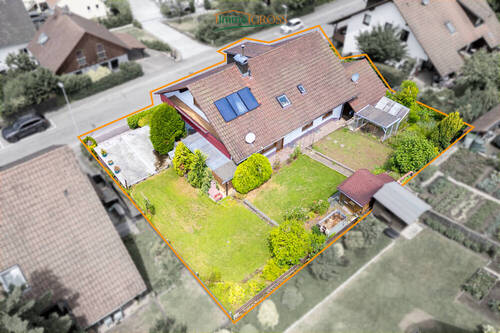 Der großzügige Garten von oben - 8 Zimmer Mehrfamilienhaus, Wohnhaus in Kandern