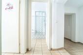 Flur, Blick auf Bad - 