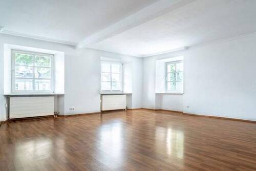 Wohzimmer - Traumhafte, große 4-Zi.-Altbauwohnung im EG mit Fußbodenheizung - von privat