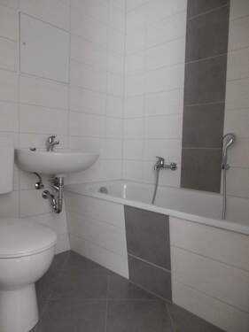 Bad mit Wanne (Beispiel) - 2 Zimmer Etagenwohnung in Görlitz