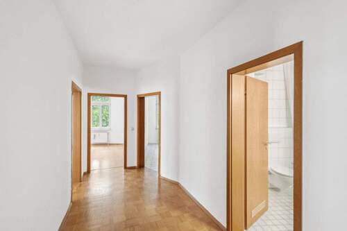 Flur, über den alle Zimmer zu erreichen sind - 3 Zimmer Etagenwohnung in Stuttgart Stuttgart-Mitte