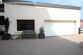 reichlich Platz für Stellplätze /weiterer öffentl. Parkplatz in der Nähe vor der Garage - 