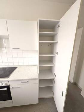 Separater Vorratsschrank mit viel Stauraum - 