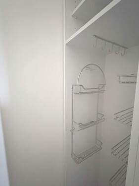 Vorratsschrank in der Flurnische - 