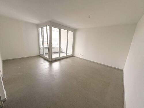 Großzügiger Wohnbereich mit viel Tageslicht - 