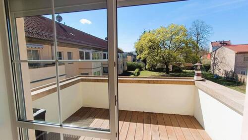 großer Balkon zum Innenhof - 