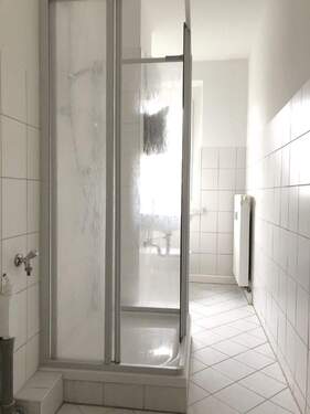 Bad mit Dusche - 