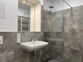 Badezimmer mit Dusche - 